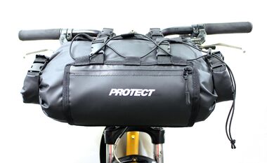 Велосумка на руль до 12 литров, серия Bikepacking, 100% герметичная, нейлоновая подкладка, доступ к грузу с двух сторон, ремень и карабины для переноски на плече, цвет черный, PROTECT™ (555-671) руль