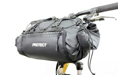 Велосумка на руль до 12 литров, серия Bikepacking, 100% герметичная, нейлоновая подкладка, доступ к грузу с двух сторон, ремень и карабины для переноски на плече, цвет черный, PROTECT™ (555-671) руль бок